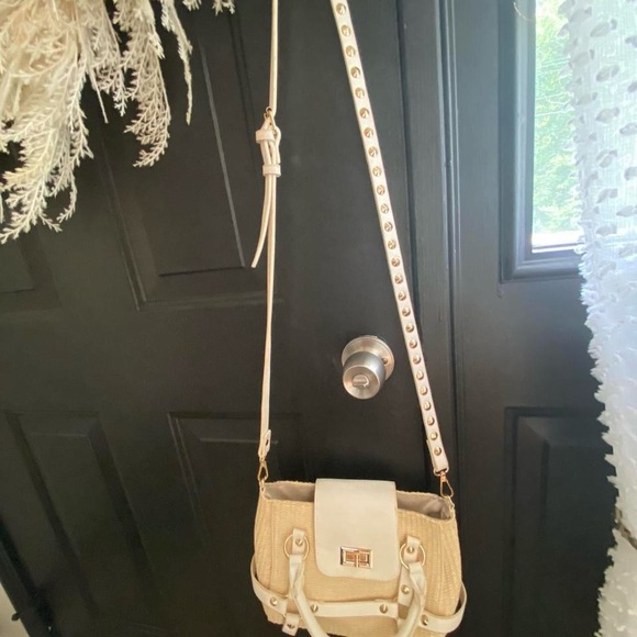 Cream and white woven bag with studded detailing and gold hardware - Picture 5 of 6